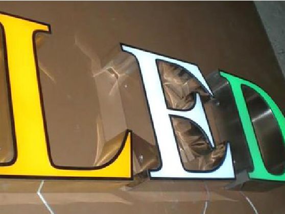 平利介绍LED招牌的基础知识。